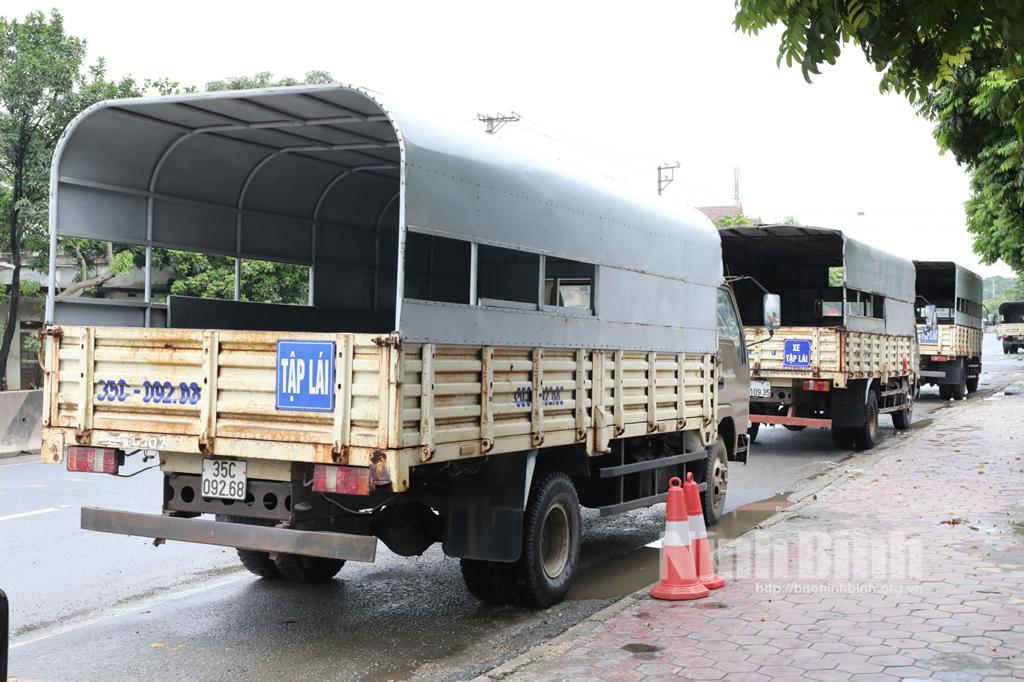 Ninh Bình huy động các đơn vị vận tải, người lái xe tham gia vận chuyển công dân trở về quê đi qua địa bàn
