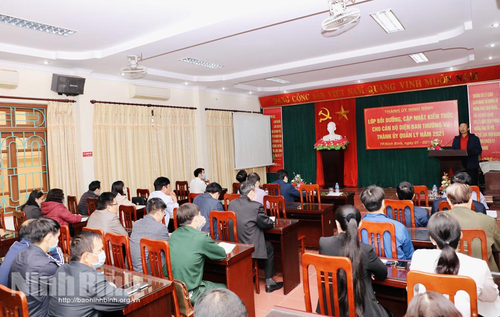 Bồi dưỡng, cập nhật kiến thức cho cán bộ diện Ban Thường vụ Thành ủy Ninh Bình quản lý