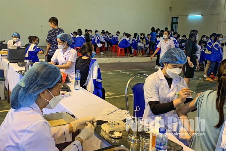 Hoàn thành Chiến dịch tiêm vắc xin phòng COVID-19 cho học sinh cấp THPT
