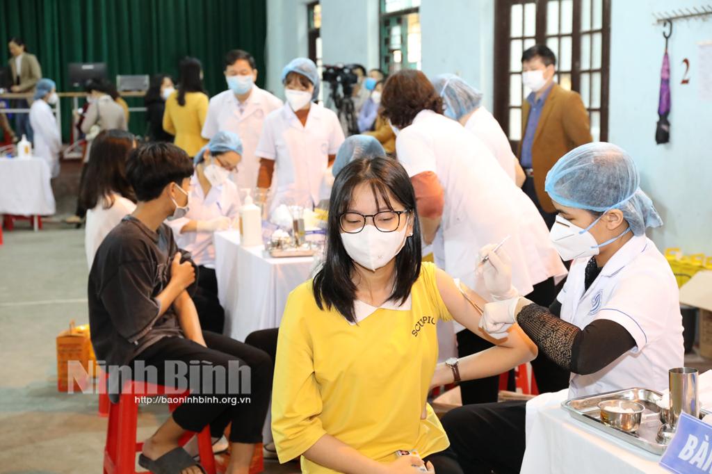 Ninh Binh kicks off vaccinations for 32,000 high school students
