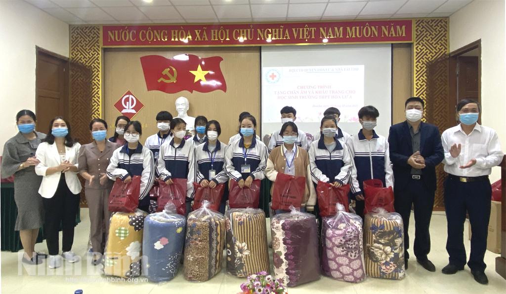 Tặng 25 suất quà cho học sinh có hoàn cảnh khó khăn Trường THPT Hoa Lư A