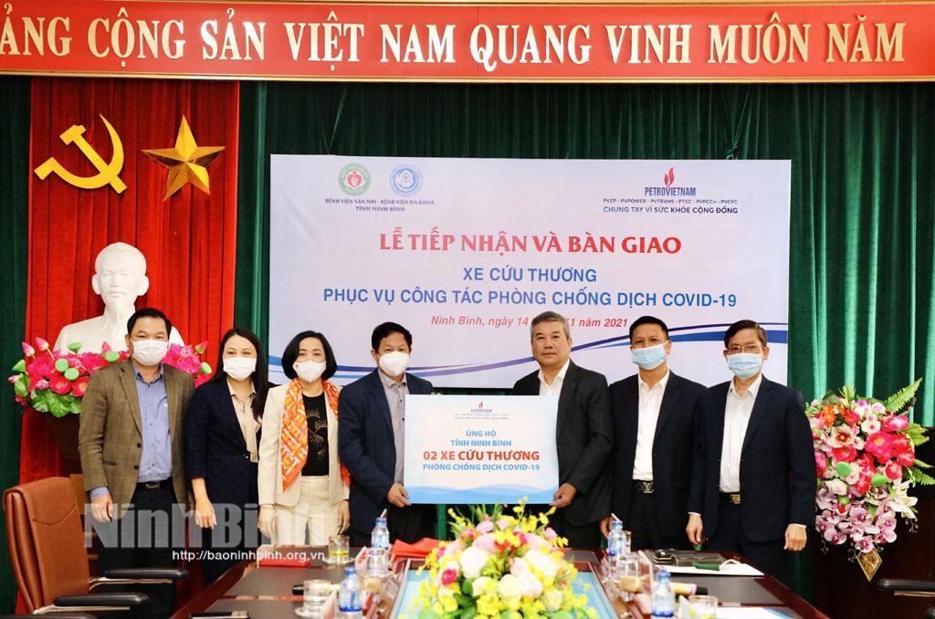 Tiếp nhận và bàn giao xe cứu thương phục vụ công tác phòng, chống dịch COVID-19