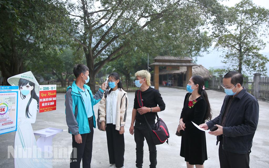 Hai ngày mở cửa, các điểm du lịch thưa thớt khách