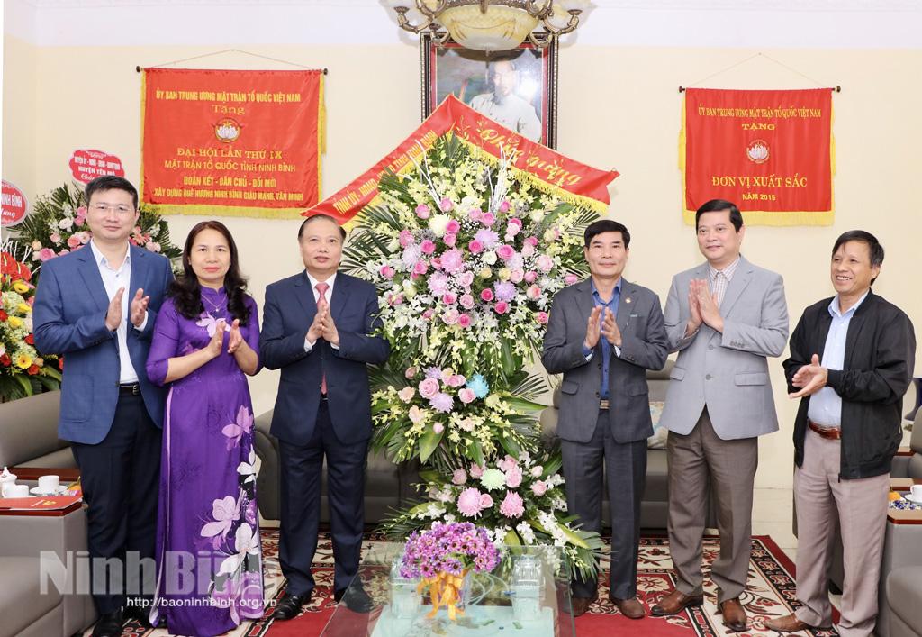 Đồng chí Phó Bí thư Thường trực Tỉnh ủy Trần Hồng Quảng chúc mừng Ủy ban MTTQ Việt Nam tỉnh