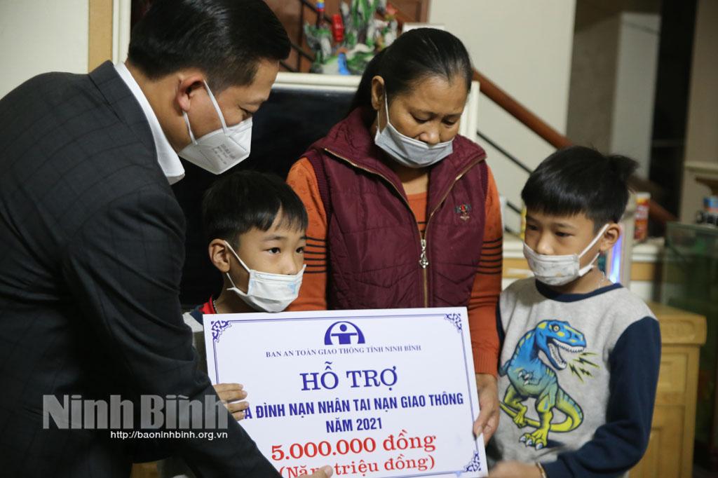 Lãnh đạo UBND tỉnh thăm hỏi, động viên gia đình nạn nhân tai nạn giao thông