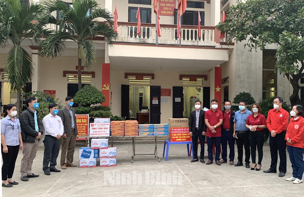 Tặng nhu yếu phẩm cho phường Nam Sơn