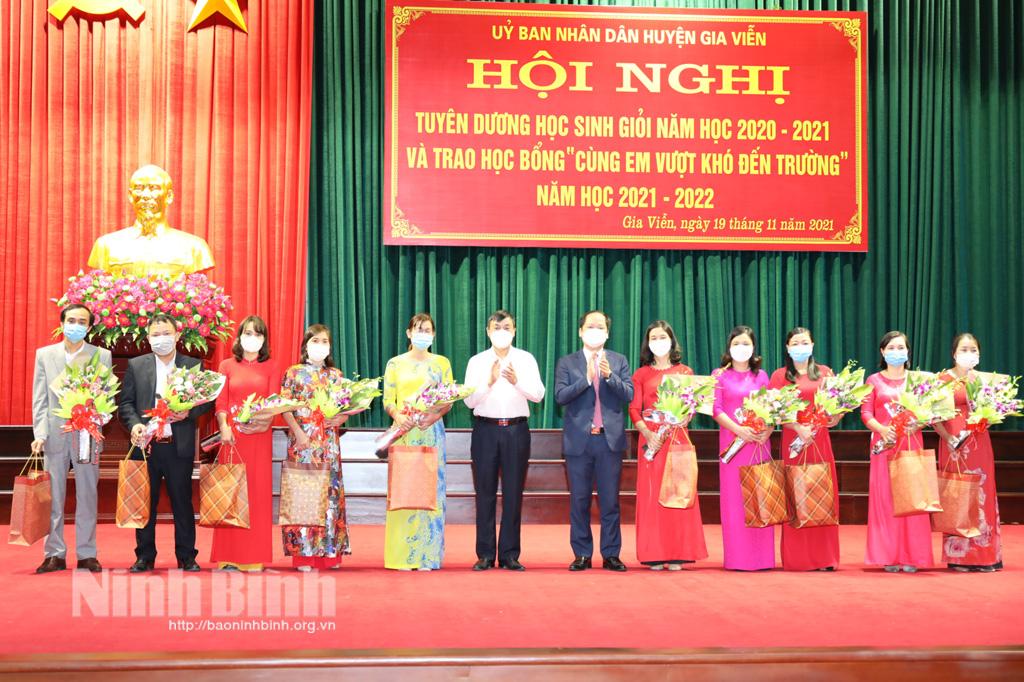Gia Viễn tuyên dương học sinh giỏi năm học 2020-2021