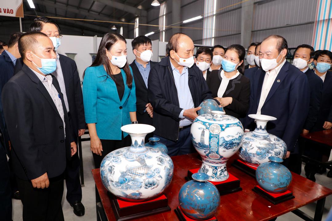 Chủ tịch nước Nguyễn Xuân Phúc thăm một số HTX và kiểm tra công tác tiêm vắc xin phòng COVID-19 tại Ninh Bình