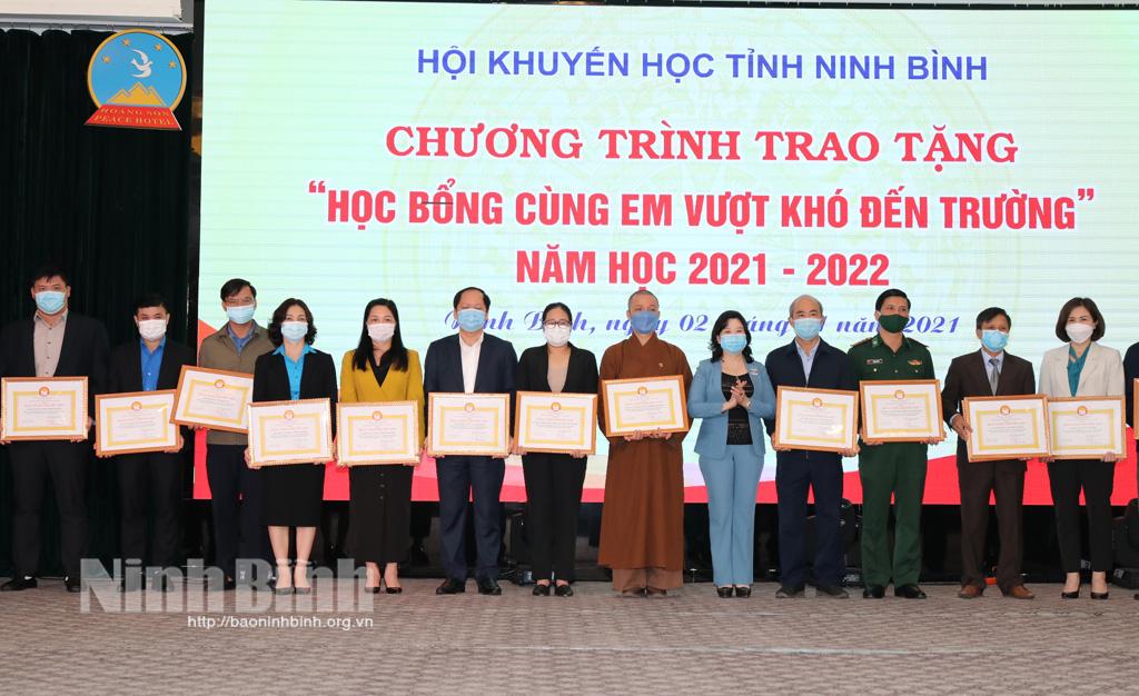 Chương trình trao tặng "Học bổng cùng em vượt khó đến trường"