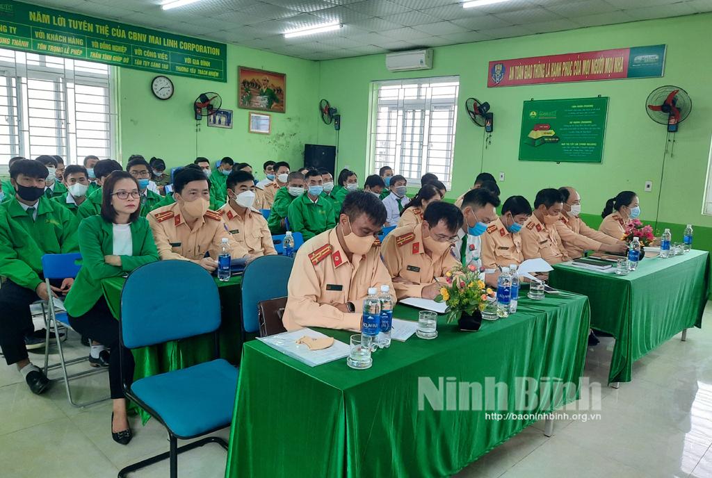 Phòng Cảnh sát giao thông lắng nghe ý kiến của lái xe và doanh nghiệp