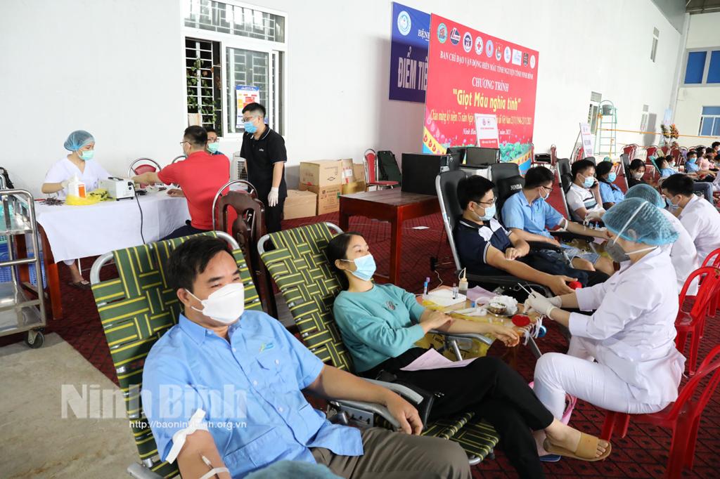 Chương trình hiến máu tình nguyện "Giọt máu nghĩa tình"