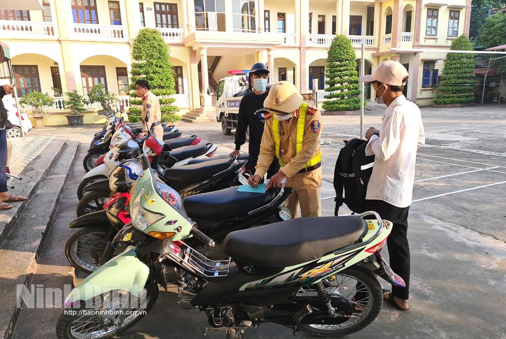 Công an huyện Kim Sơn: thực hiện đợt cao điểm kiểm tra, xử lý học sinh, thanh, thiếu niên vi phạm Luật giao thông