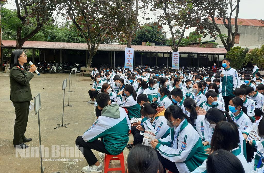 Công an tỉnh tuyên truyền pháp luật về trật tự ATGT; phòng ngừa tội phạm, tệ nạn xã hội và các vi phạm về pháo