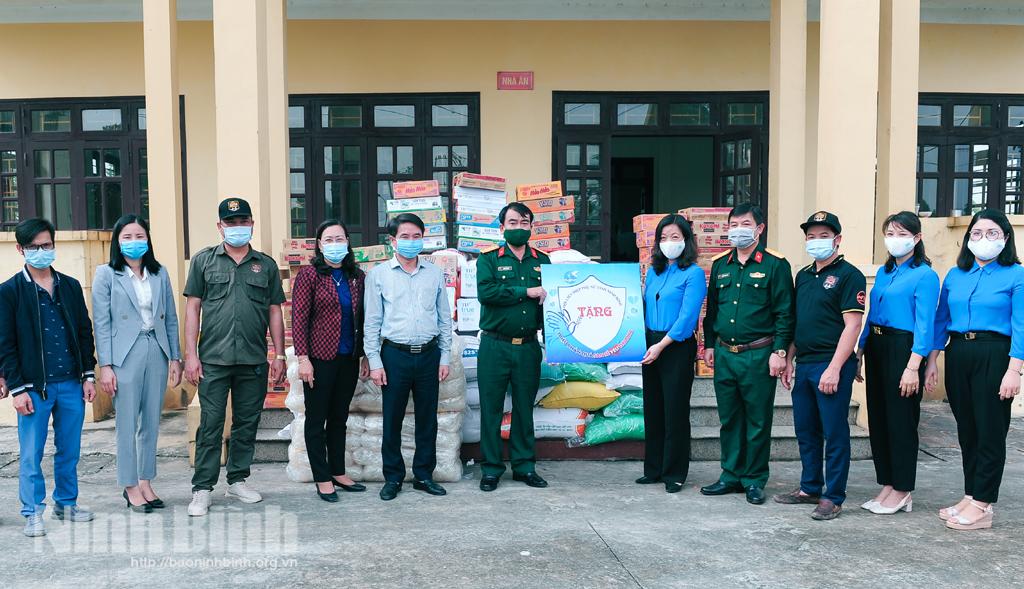Hội LHPN tỉnh trao quà ủng hộ phòng, chống COVID-19