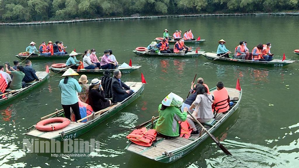Đoàn đại biểu Hội nghị thông báo khảo cổ học toàn quốc tham quan Khu du lịch sinh thái Tràng An