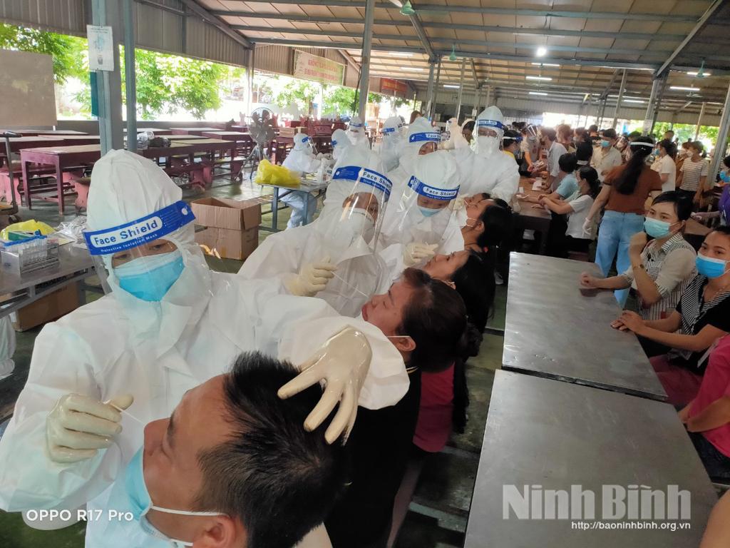Ninh Bình đang cách ly và giám sát 5.911 trường hợp liên quan đến dịch COVID-19