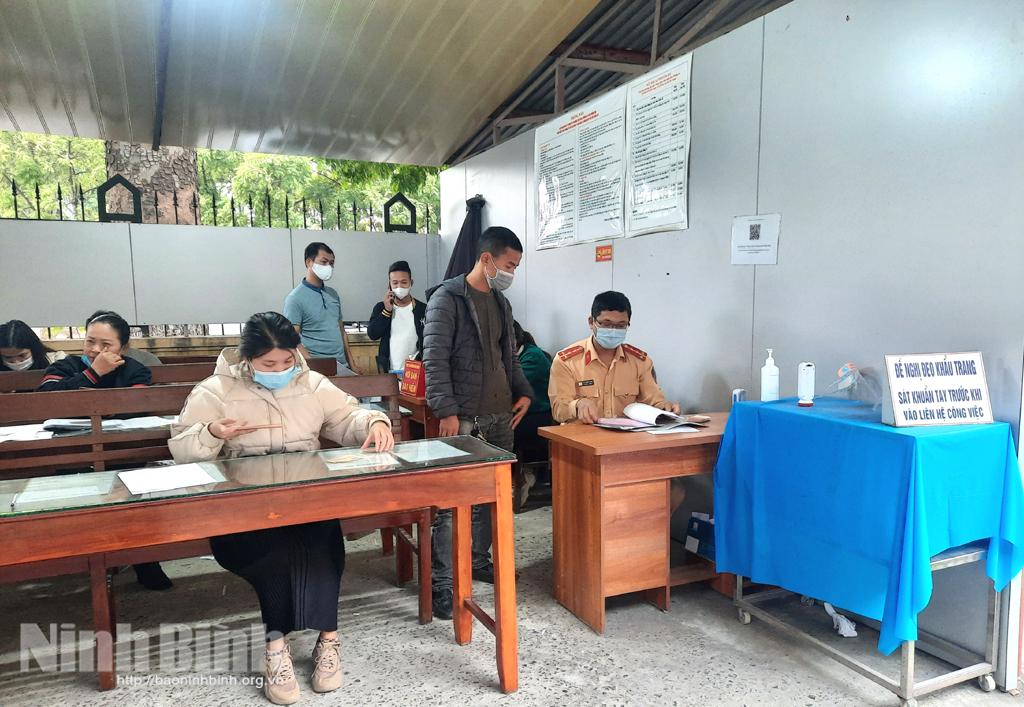 Người dân đi đăng ký xe ô tô tăng cao do chính sách giảm lệ phí trước bạ