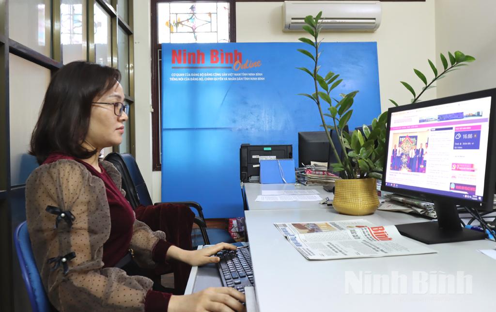 Biên dịch viên - người "bắc cầu' đưa thông tin báo chí hội nhập toàn cầu