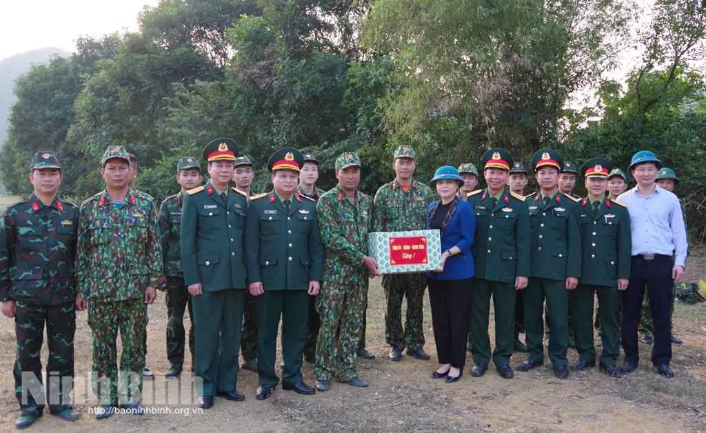 Đồng chí Bí thư Tỉnh ủy kiểm tra thao trường huấn luyện của Bộ CHQS tỉnh