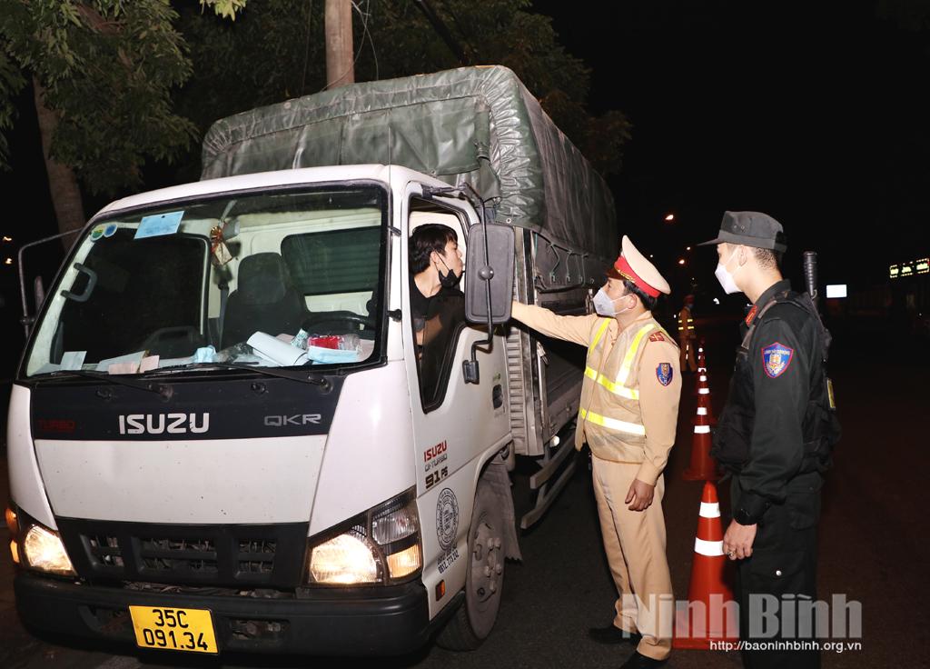 Tăng cường kiểm tra nồng độ cồn dịp cuối năm