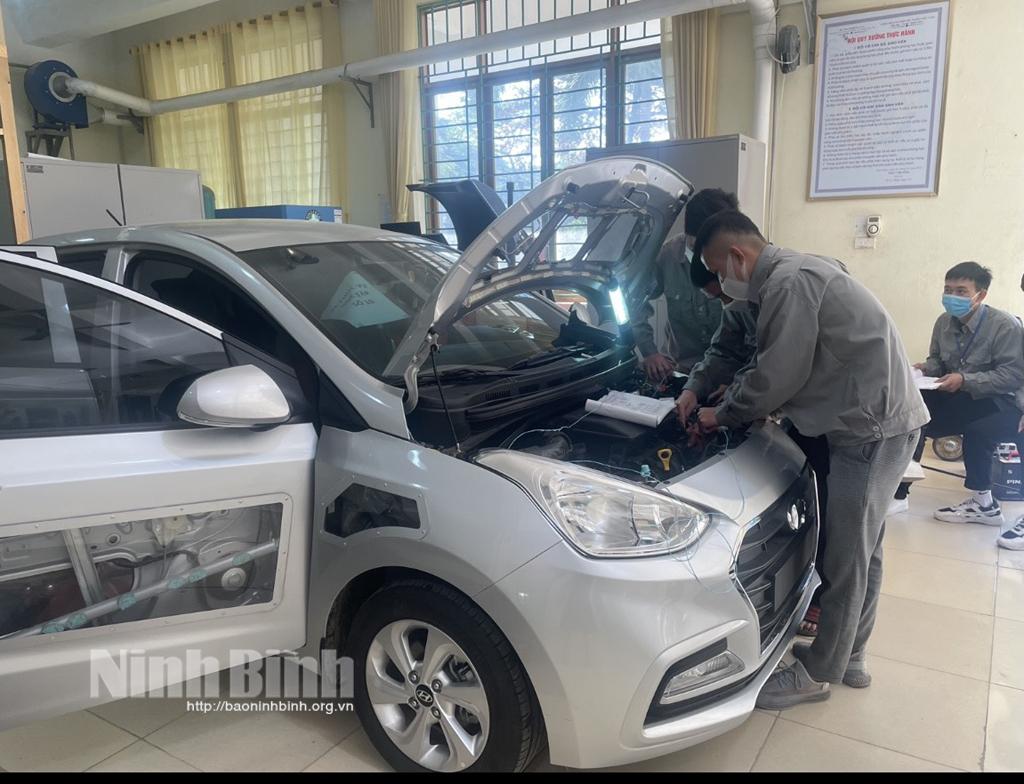 Định hướng nghề nghiệp: Bước chuẩn bị nguồn nhân lực trong tình hình mới