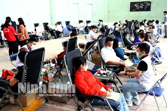 Hiến máu tình nguyện - 2021, năm đầu vượt ngưỡng 10 nghìn đơn vị máu