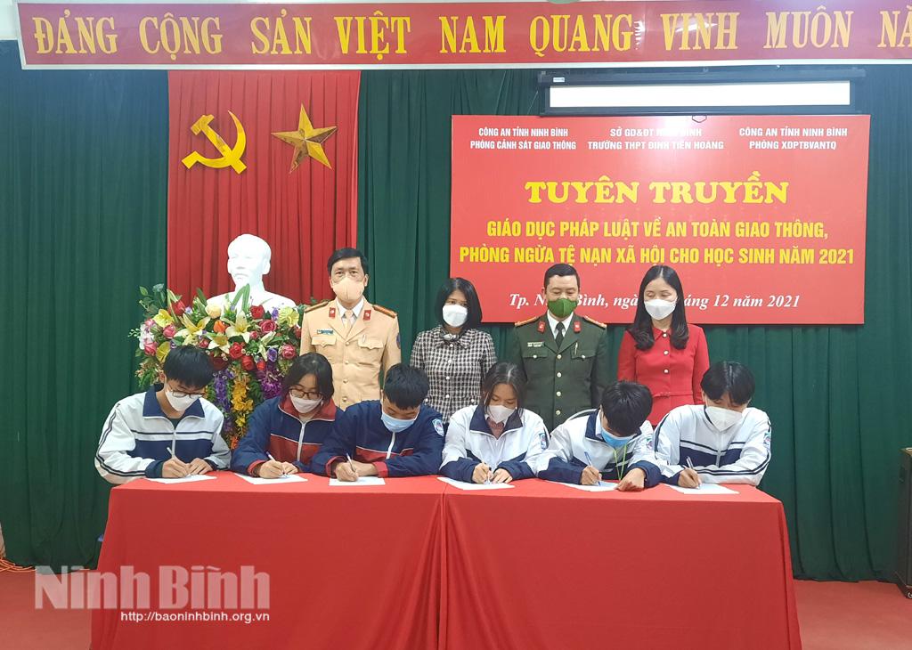 Tuyên truyền pháp luật về giao thông cho học sinh Trường THPT Đinh Tiên Hoàng