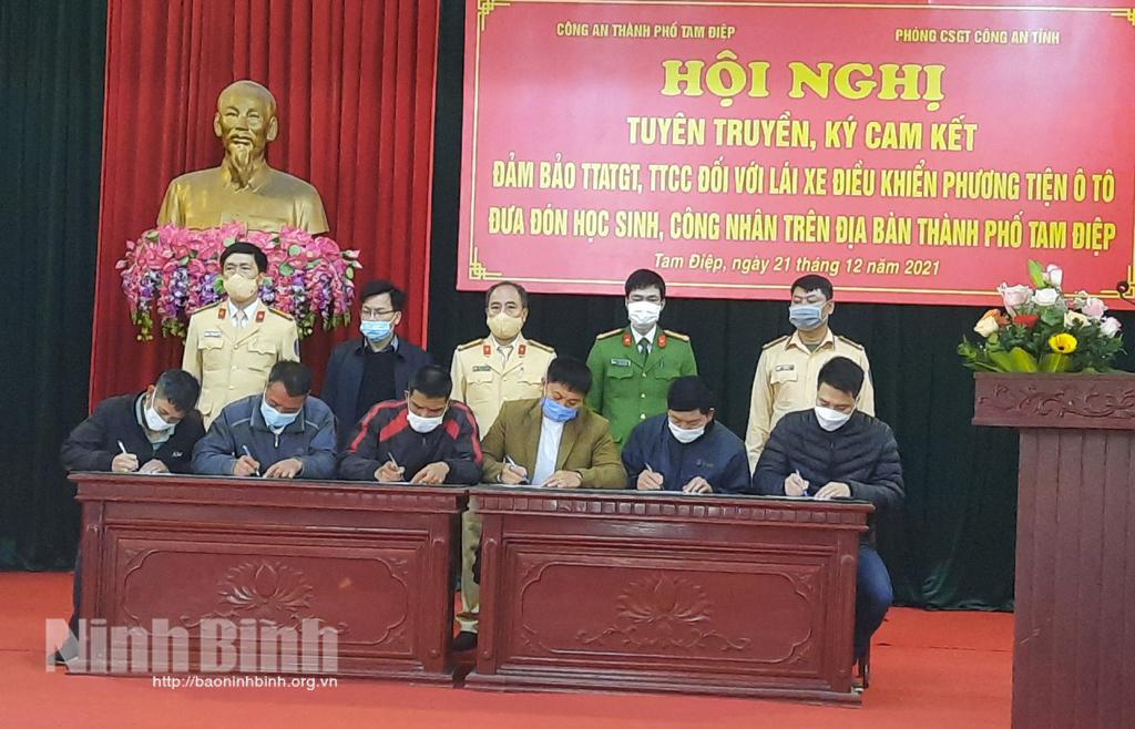 Tuyên truyền pháp luật ATGT cho đội ngũ lái xe