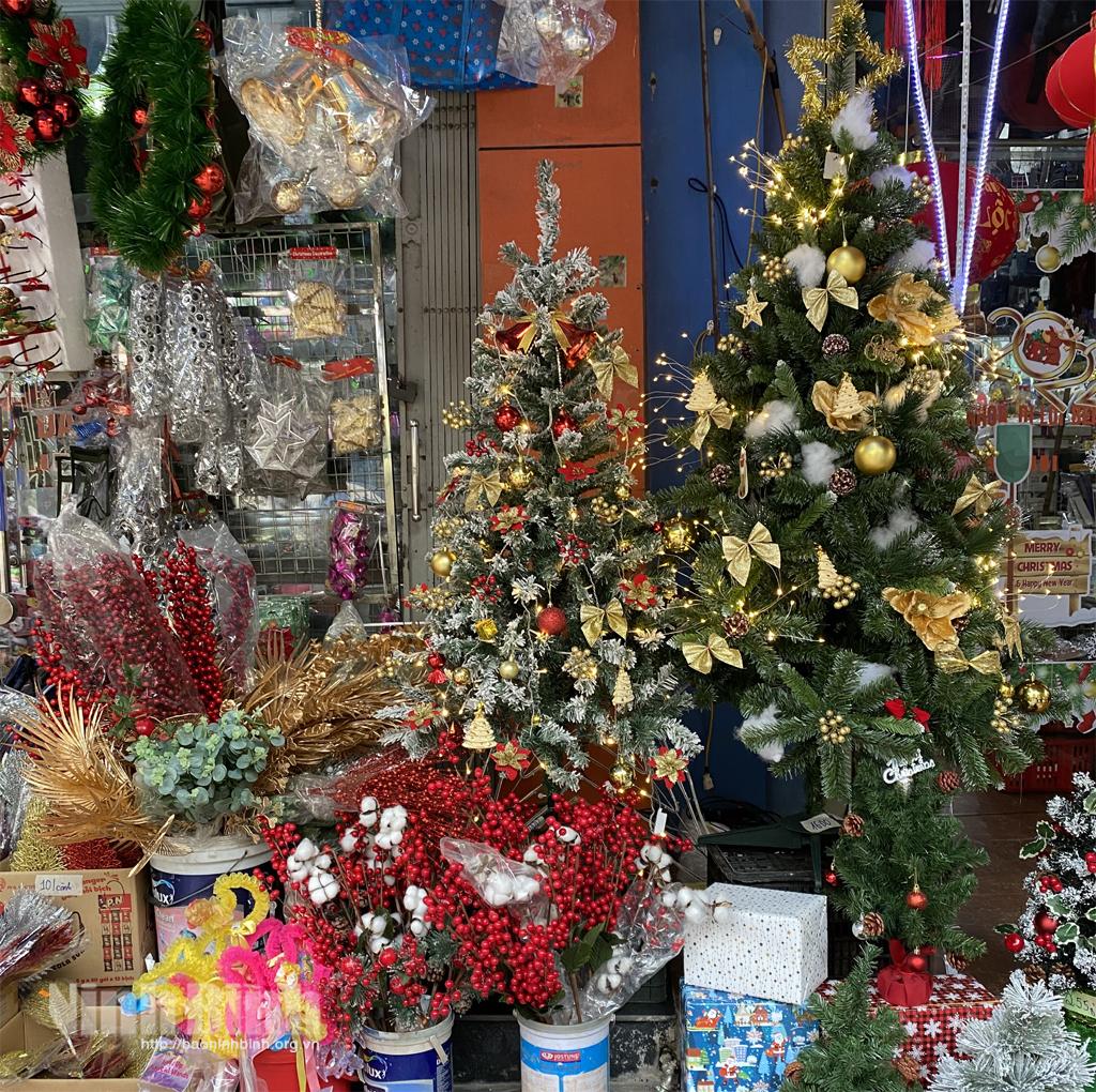 Sôi động thị trường đồ trang trí Noel