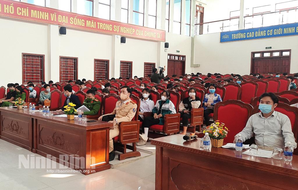 Tuyên truyền kiến thức pháp luật cho học sinh, sinh viên trường Cao đẳng Cơ giới Ninh Bình