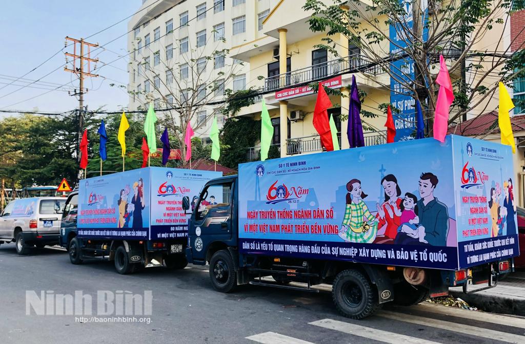 Diễu hành hưởng ứng kỷ niệm 60 năm Ngày truyền thống Dân số Việt Nam