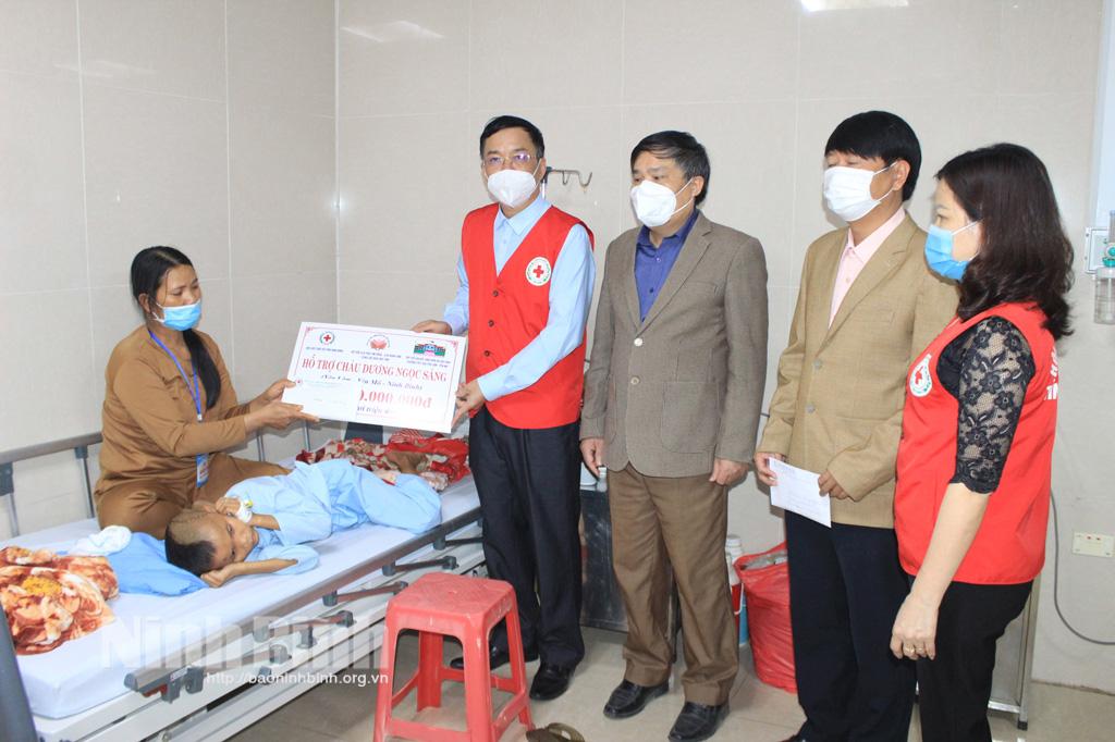 Thăm, tặng quà cho học sinh điều trị tại Bệnh viện Sản - Nhi tỉnh