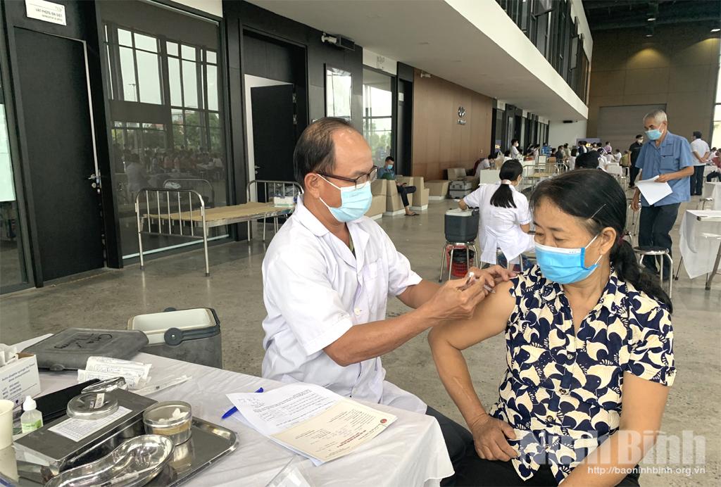 Ninh Bình đã tiêm phòng vắc xin COVID-19 mũi 3 cho trên 8 nghìn người