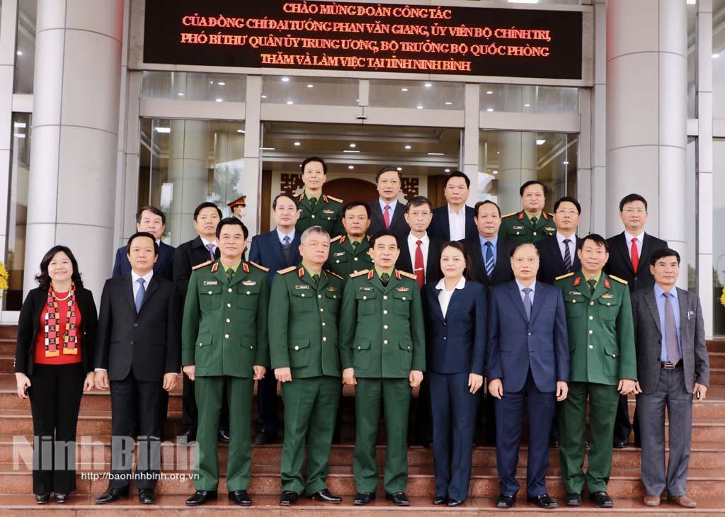 Minister of National Defence Phan Van Giang pays working visit to Ninh Binh