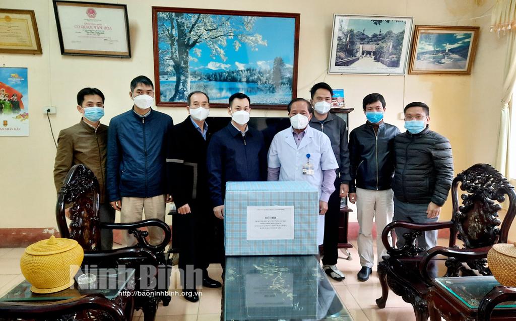 Công ty Cổ phần phân lân Ninh Bình tặng quà ủng hộ phòng, chống dịch COVID -19