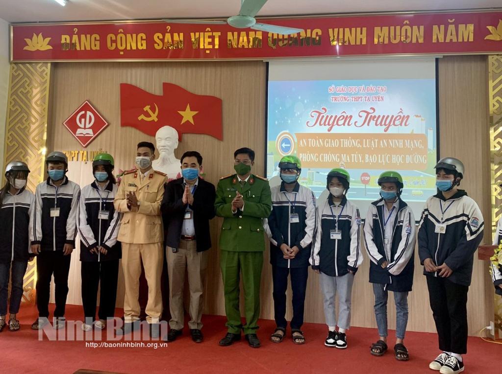 Công an huyện Yên Mô tuyên truyền các quy định của pháp luật cho học sinh