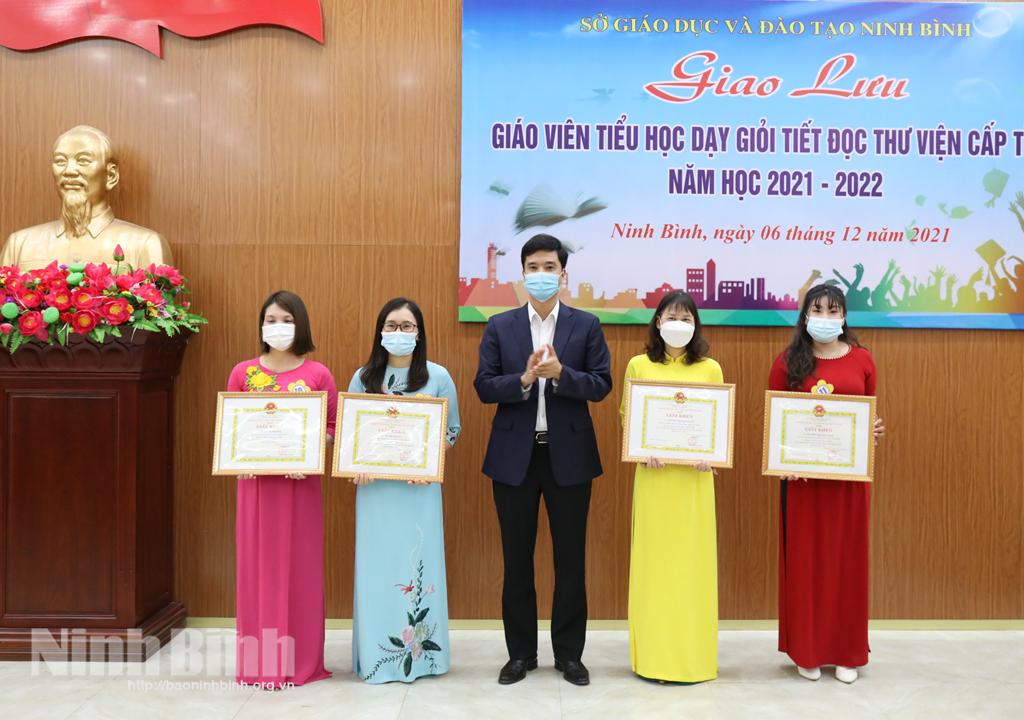 Trao giải Giao lưu giáo viên tiểu học dạy giỏi tiết đọc thư viện cấp tỉnh năm học 2021-2022