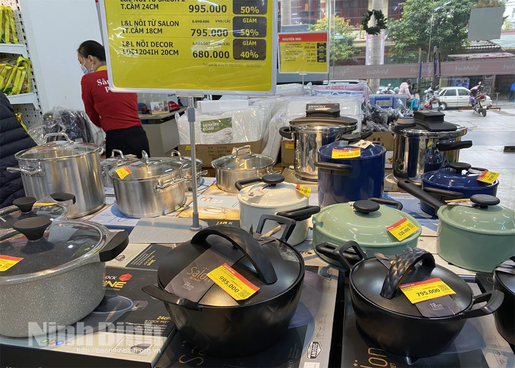 Hàng gia dụng giảm giá mạnh dịp cuối năm