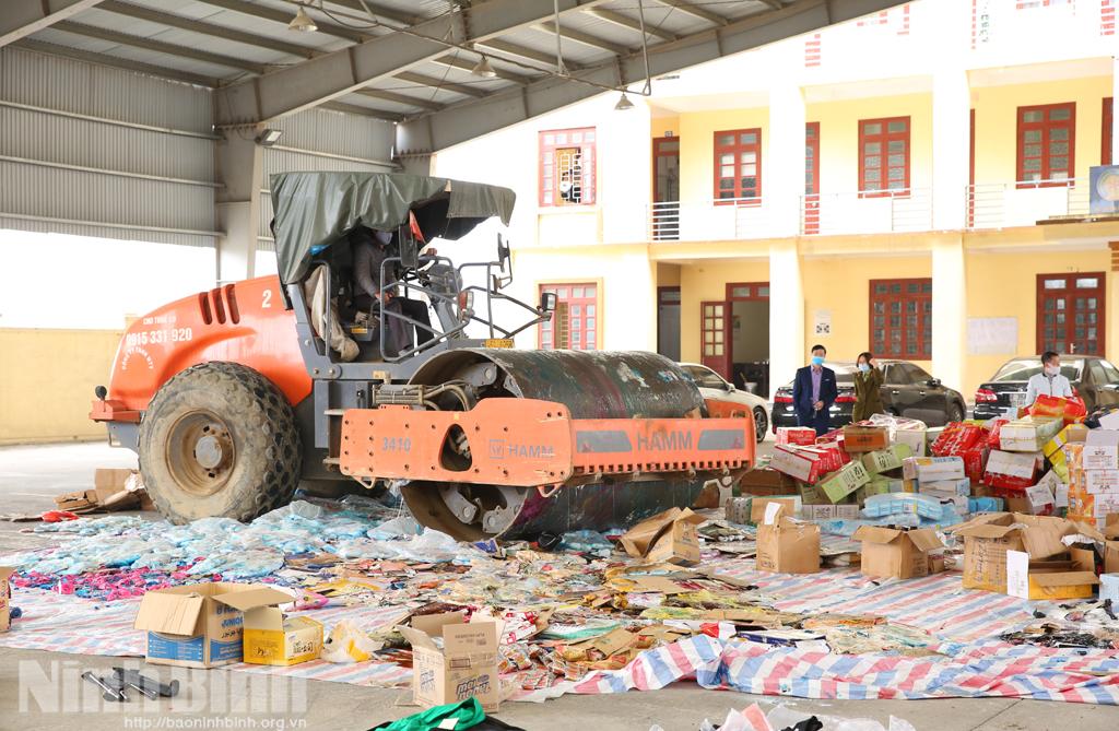 Tiêu hủy hàng hóa vi phạm hành chính trị giá gần 900 triệu đồng