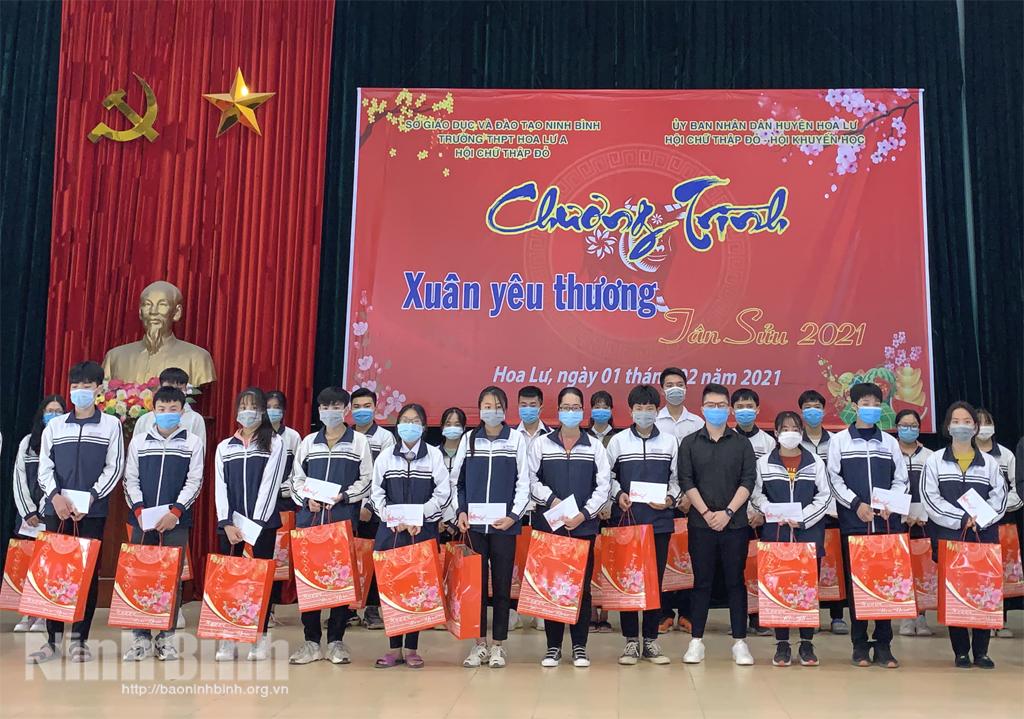 Trao quà Tết cho 95 học sinh Trường THPT hoa Lư A có hoàn cảnh khó khăn