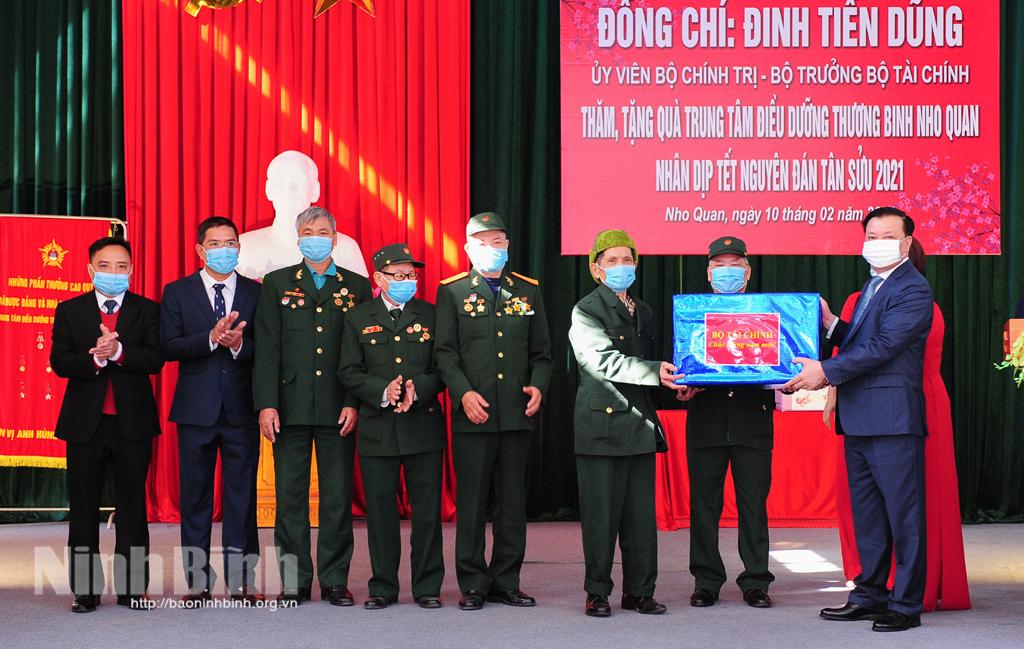 Đồng chí Bộ trưởng Bộ Tài chính Đinh Tiến Dũng thăm, tặng quà Trung tâm Điều dưỡng thương binh Nho Quan