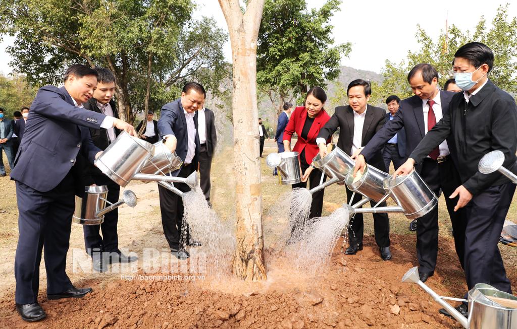 Ủy viên Bộ Chính trị, Bộ trưởng Bộ Tài chính Đinh Tiến Dũng trồng cây tại Khu di tích lịch sử văn hóa Cố đô Hoa Lư