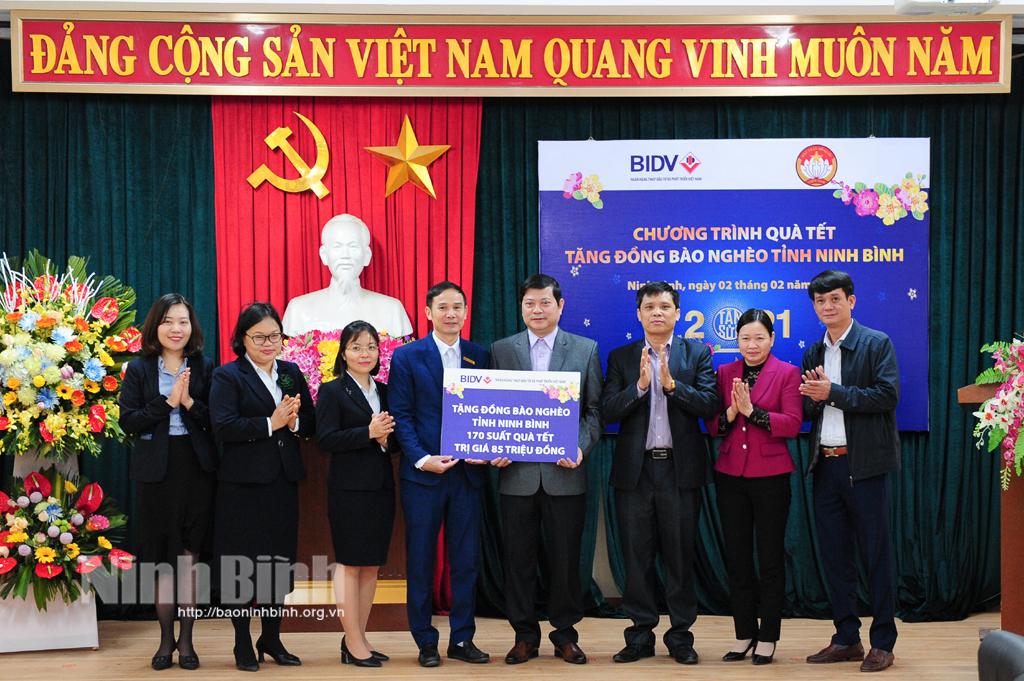 Ngân hàng BIDV tặng quà tết hộ nghèo dịp Xuân Tân Sửu