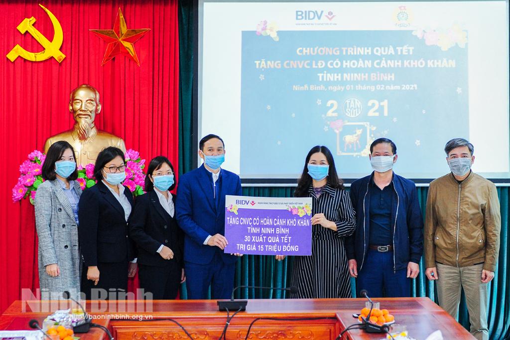 Trao quà Tết cho người lao động, hộ nghèo