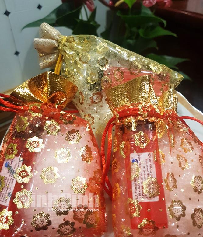 Gạo, muối, bật lửa "hút" khách đầu xuân