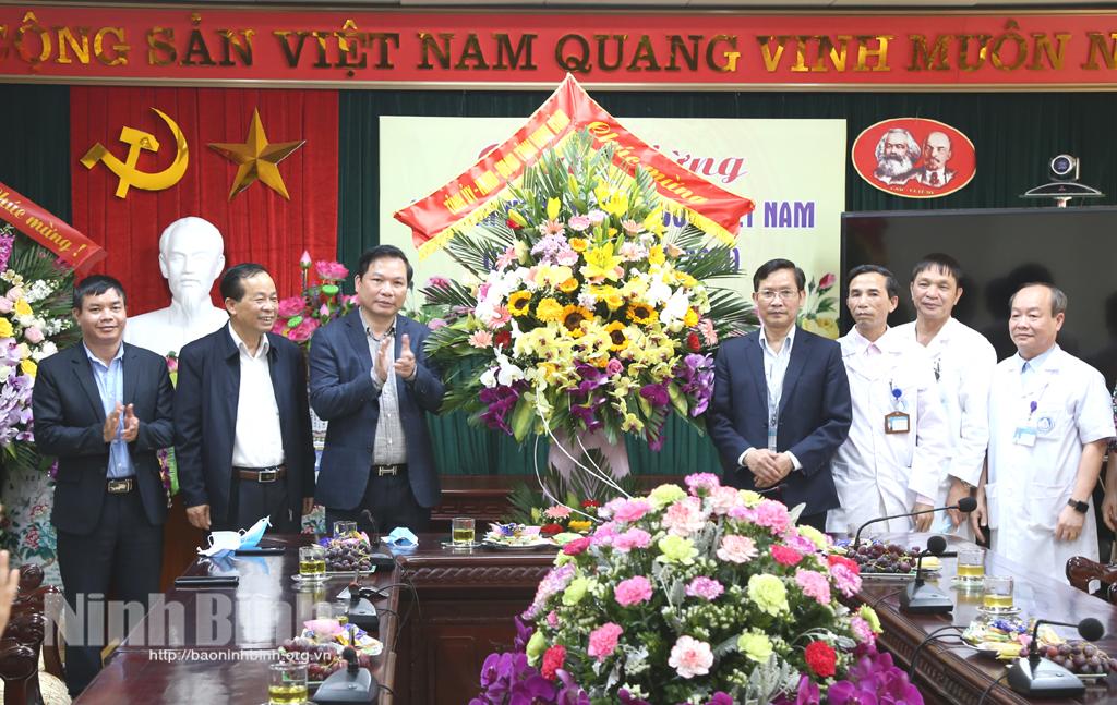 Đồng chí Phó Chủ tịch Thường trực UBND tỉnh thăm, chúc mừng ngày Thầy thuốc Việt Nam 27/2
