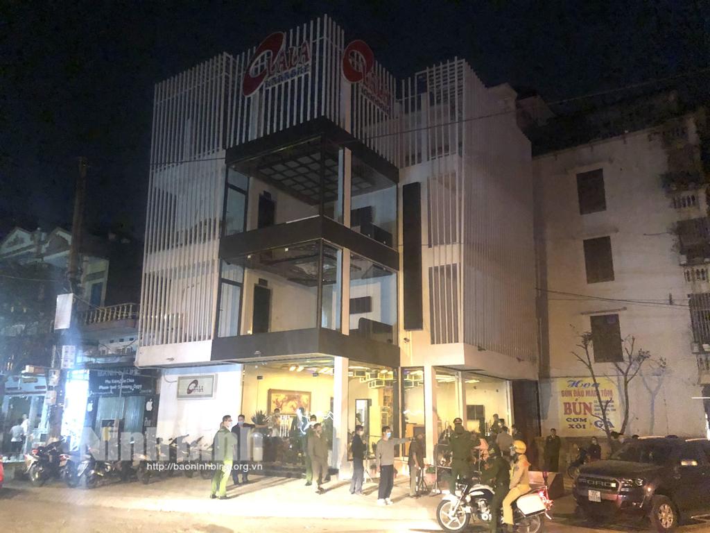 Phát hiện cơ sở kinh doanh karaoke không chấp hành quy định hạn chế tập trung đông người