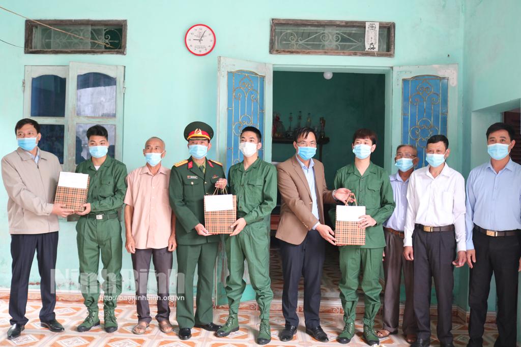 Hội Nông dân tỉnh thăm và tặng quà các tân binh huyện Nho Quan