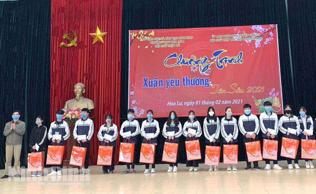 Ấm áp những phần quà Tết dành tặng học sinh nghèo