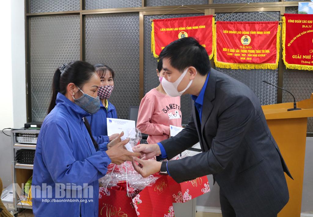 Tặng quà Tết cho thanh niên công nhân có hoàn cảnh khó khăn